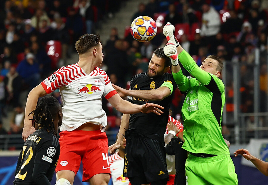[UCL REVIEW] '평점 9.8 → 선방 9개' 루닌 활약에 웃었다…레알, 라이프치히에 1-0 진땀 승리