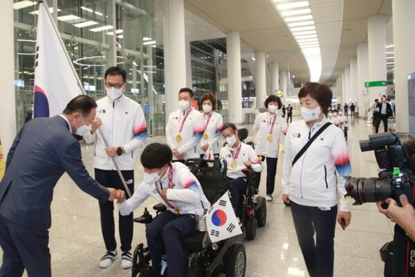 보치아 국가대표와 악수하는 오텍그룹 강성희 회장.