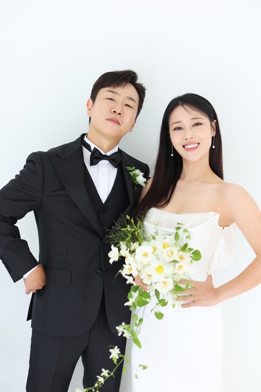'개그 커플' 정호철♥이혜지, 웨딩화보 공개 "현빈 손예진 그리고 우리"