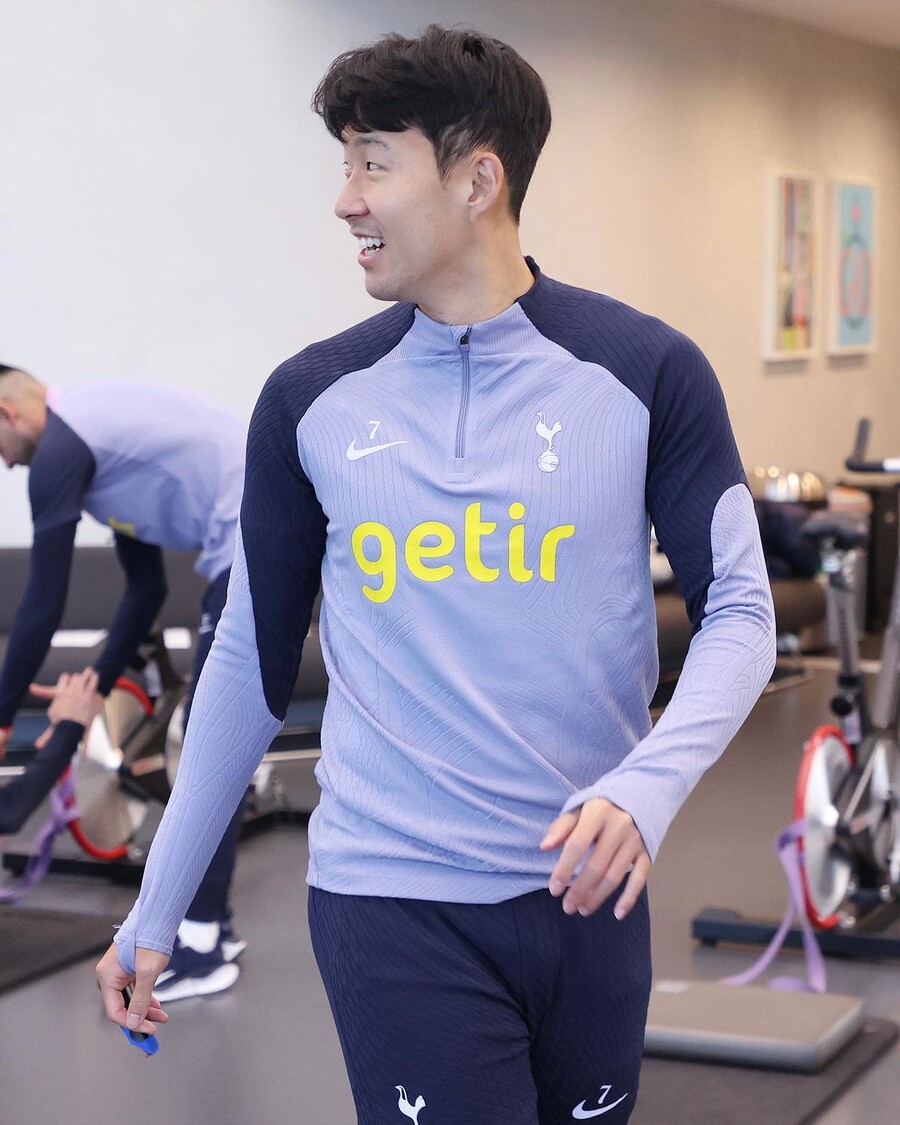 ▲ 아시안컵을 마치고 토트넘으로 돌아간 손흥민이 동료들과 좋은 시간을 보내면서 빠르게 회복하고 있다. 에메르송과 판 더 펜이 손흥민을 기습 숭배하며 훌륭한 주장으로 인정하고 있다. ⓒ 토트넘 홋스퍼