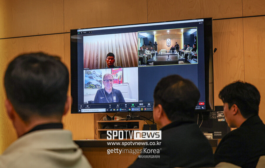 ▲ 15일 열린 전력강화위원회. 마이클 뮐러 위원장을 중심으로 정재권(한양대 감독), 곽효범(인하대 교수), 김현태(대전하나 전력강화실장), 김영근(경남FC 스카우트), 송주희 위원(경주 한국수력원자력 감독) 등이 대면으로 참석한 이 회의에선 클린스만 감독을 경질해야 한다는 쪽으로 의견이 모아졌다.
