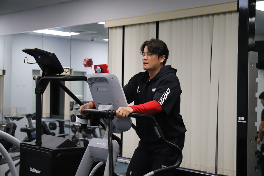▲ 훈련 시작 시간이 빠른 추신수는 현역 마지막 시즌에도 자신의 루틴 그대로를 지키며 후배들의 구심점 몫을 톡톡히 하고 있다 ⓒSSG랜더스