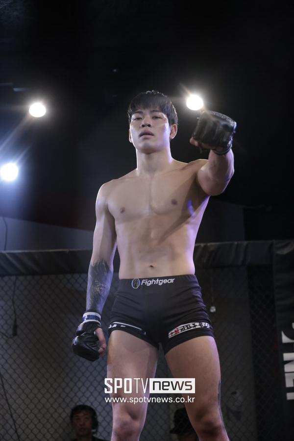 최동훈 日 글래디에이터 '꼬발킥' KO승…프로 6연승 무패 질주