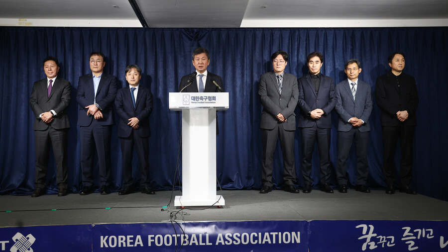 ▲ 클린스만 감독이 한국 축구대표팀 사령탑에 오른 과정을 공개했다. 벤투 감독 선임 때와 같은 과정으로 클린스만 감독을 선임했다는 정몽규 대한축구협회장의 해명이 진실공방으로 번질 수도 있다. ⓒ연합뉴스