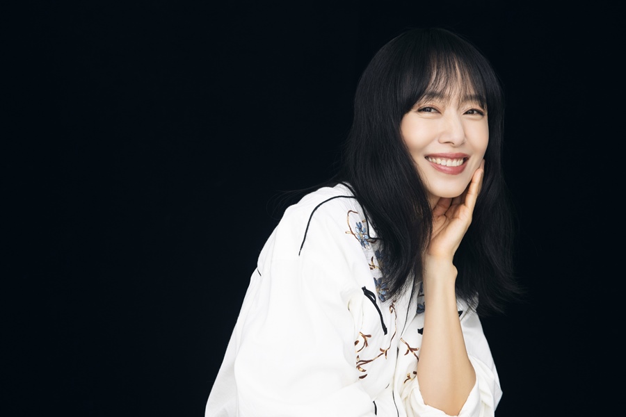 전도연→박보검, TV·스크린 떠나 무대로 간 스타들…예매 열기 '활활'