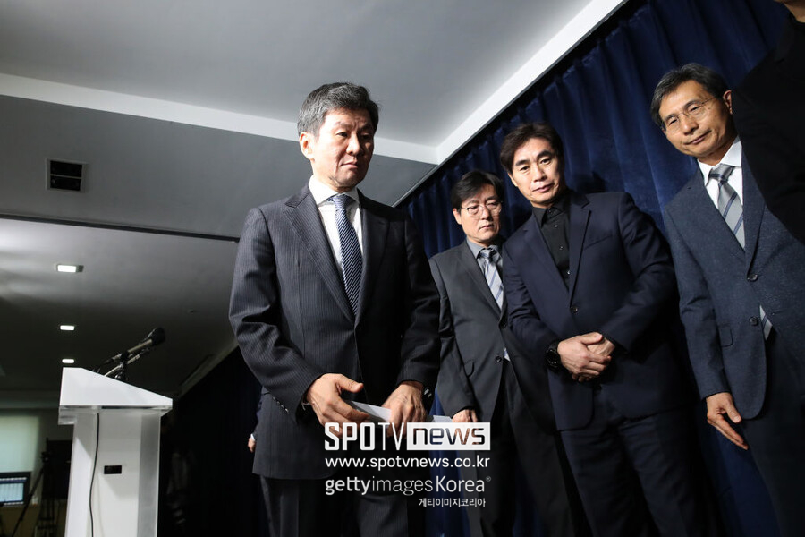 ▲ 정 회장은 “축구 국가대표팀은 단순한 스포츠 팀을 넘어 국민들의 관심과 지지를 얻어 그 에너지를 국민에게 돌려주는 명실상부 한국을 대표하는 팀이며, 앞으로도 그러해야 한다. 그러나 여기 논의와 의견을 종합한 결과, 클린스만 감독은 감독으로서의 경쟁력과 태도가 국민의 기대치와 정서가 기대에 미치지 못하였고, 앞으로 개선되기 힘들다는 판단이 있어 2026년 북중미 월드컵 2차 예선에 앞서 사령탑을 교체하기로 결정했다”라며 클린스만 감독의 경질을 공식 발표했다.