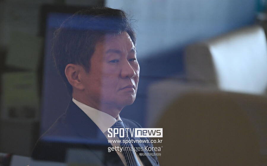 ▲ 향후 코칭 스태프 구성이나 선수 관리에 대한 시스템을 정비하는 등, 유사한 상황이 다시는 일어나지 않도록 다양한 당부를 구하고싶다. 이번 대회 관련해 대표팀을 열렬히 응원해주신 국민 여러분께 실망을 드리고 염려를 끼쳐드린 점 다시 한번 사과의 말씀을 드린다”라고 전했다.