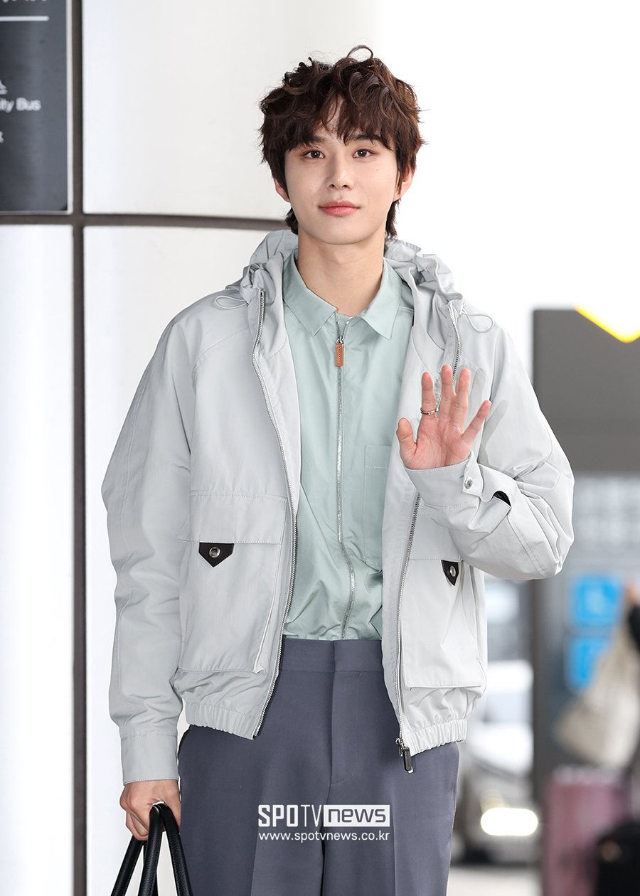 [포토S] NCT127 정우, 스윗한 손인사
