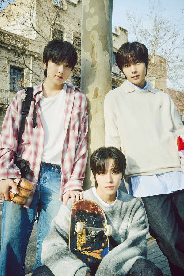 ▲ NCT 위시가 데뷔곡 '위시'로 청량에 열정을 더한 에너지 넘치는 퍼포먼스를 선사한다. 사진은 스페인 바르셀로나에서 촬영한 사쿠야, 료, 리쿠(왼쪽부터 시계방향) 티저 사진. 제공|SM엔터테인먼트