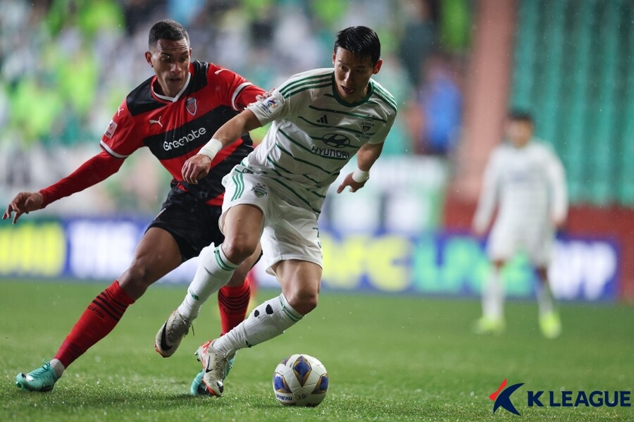 ▲ 전북 현대가 포항 스틸러스와 ACL 16강 2차전에서 1-1로 비기며 1, 2차전 합계 1승1무(3-1)로 8강에 올랐다. ⓒ한국프로축구연맹