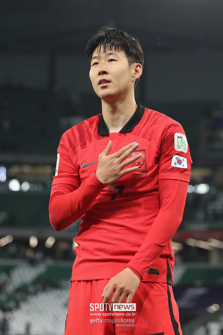  아시안컵에서 주장 완장을 차고 한국 대표팀을 이끈 손흥민