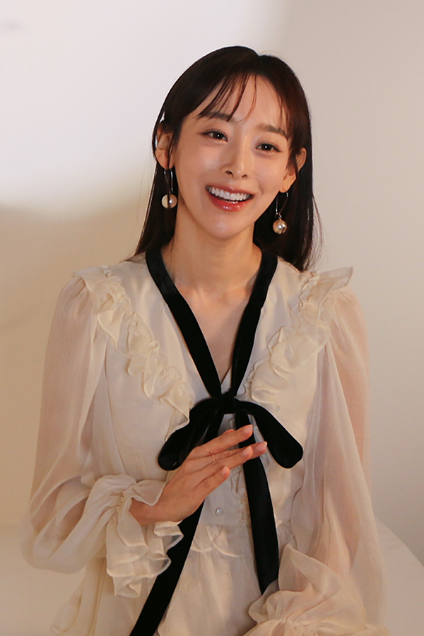 ▲ 월드아트팩토리와 전속계약을 체결한 오승하는 국가중요무형문화재 제57호 경기민요 전수자로, 2020년 방송된 MBC '트로트의 민족'을 통해 트로트 가수로 변신했다. TV조선 '미스트롯3'에서 '사랑이 왔어요'로 큰 존재감을 발휘했다. 제공|월드아트팩토리