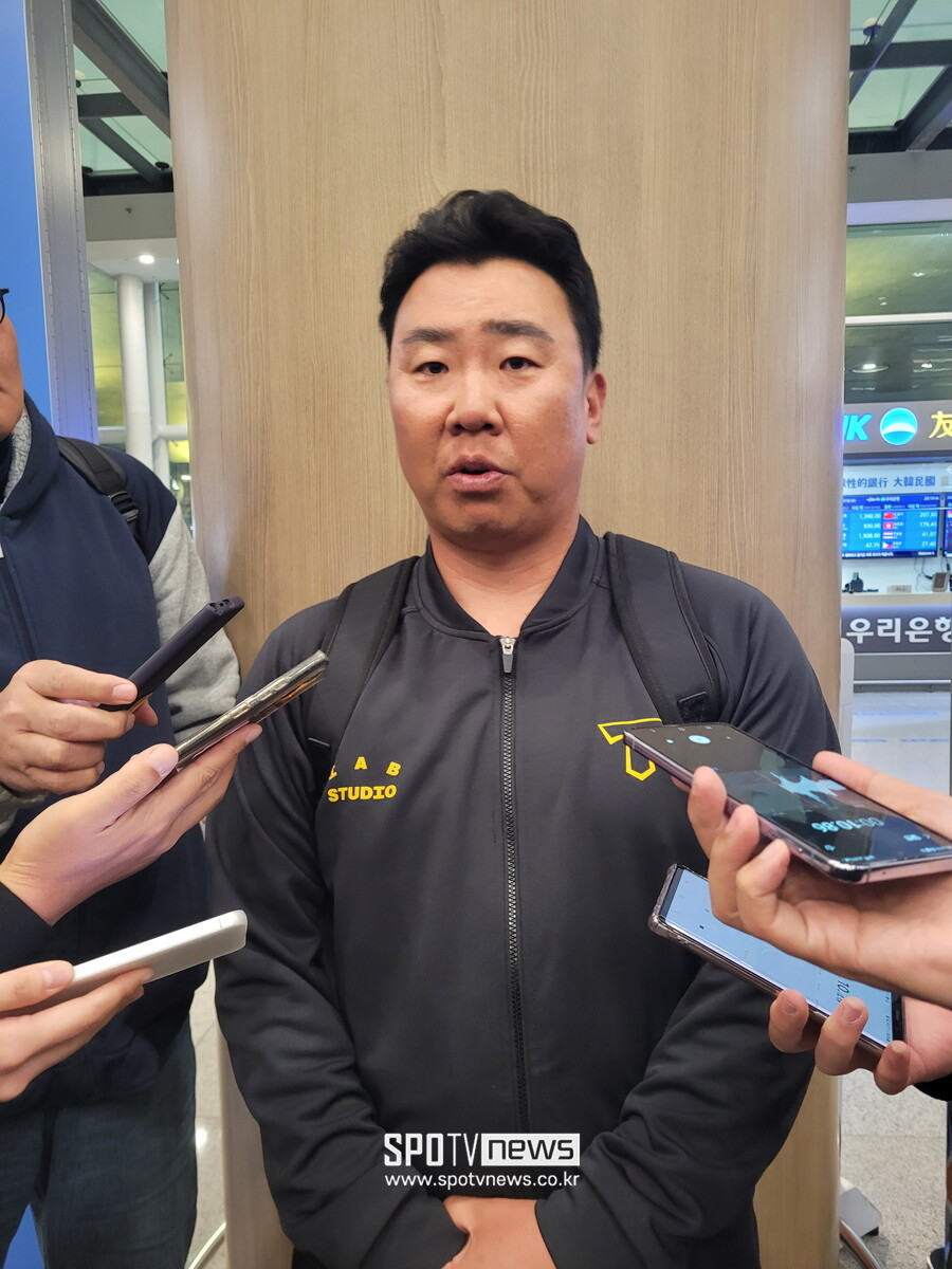 ▲ 호주에서 열린 1차 스프링캠프를 마치고 돌아온 이범호 KIA 감독이 인천국제공항에서 취재진과 인터뷰를 나누고 있다. ⓒ윤욱재 기자
