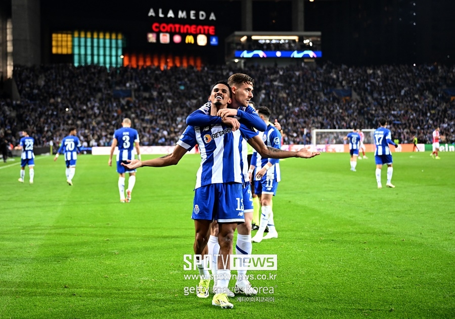 [UCL REVIEW] 포르투, 경기 막판 극장골로 아스널 1-0 제압