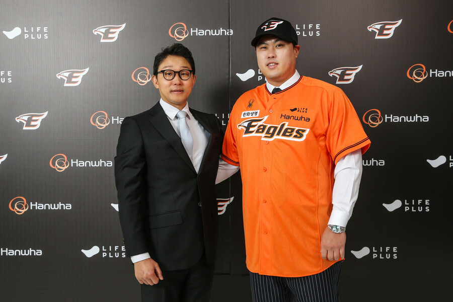 '美서 1780억 벌었다' 류현진은 왜 8년 170억에 계약했나…이제 한화가 야구판을 흔든다