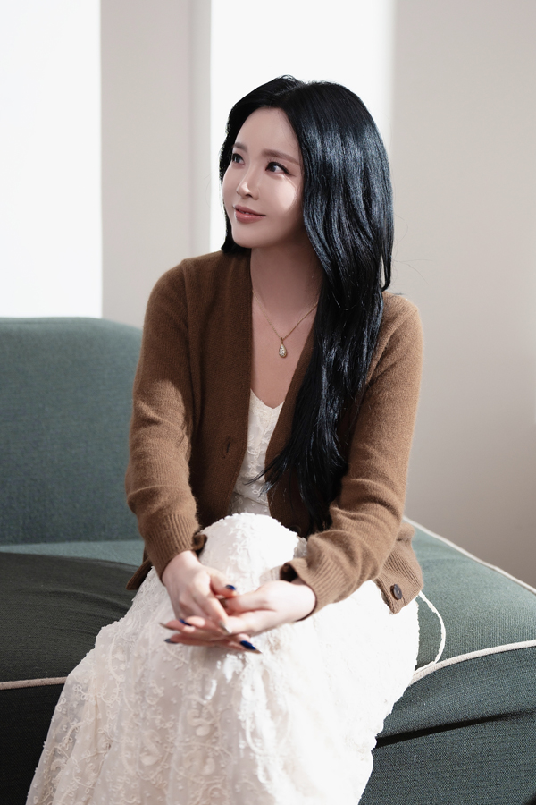 ▲ 홍진영이 25일 신곡 '봄'을 발표하는 가운데 라이브 클립 비하인드 영상이 22일 공개됐다. 제공|아이엠에이치엔터테인먼트