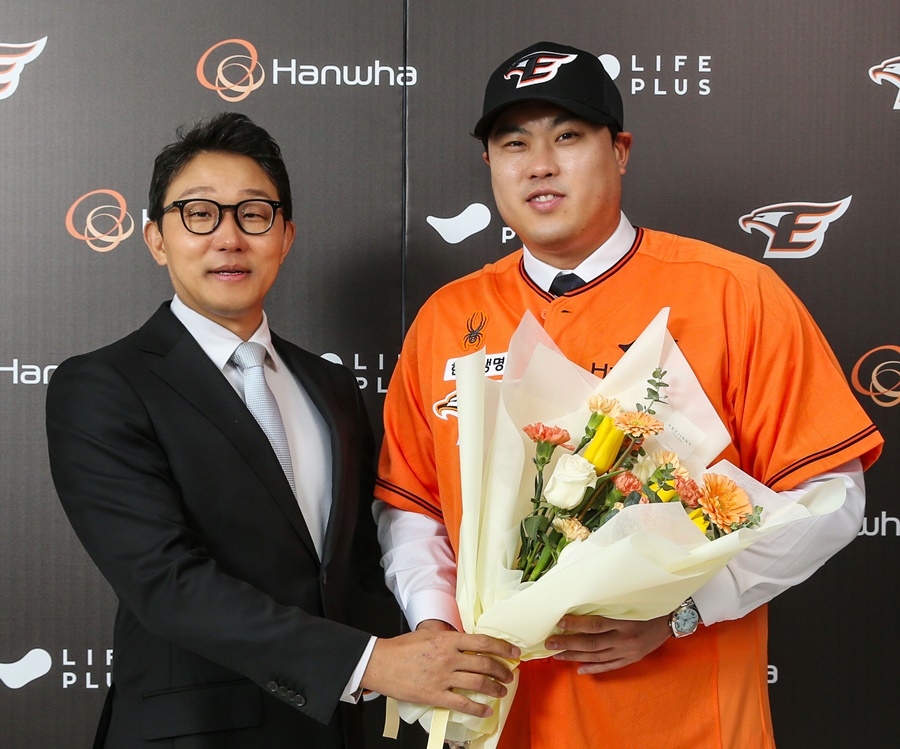 "류현진 ML 좋은 오퍼 있었다"…37살인데 왜 8년이나? 한화의 이유 있는 '파격'