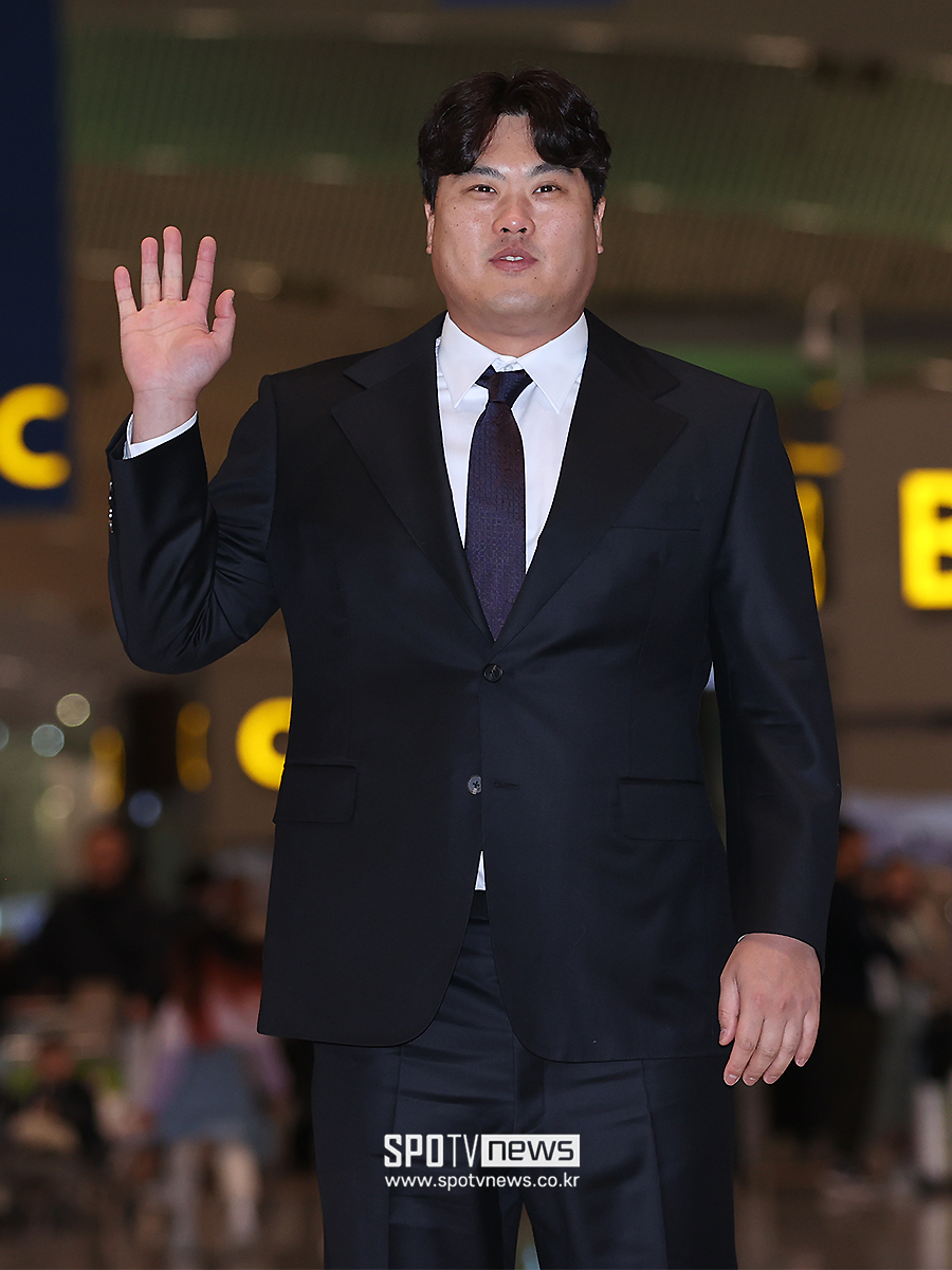 ▲ 류현진이 출국에 앞서 손을 흔들고 있다. 류현진은 22일 한화와 8년 170억원에 계약을 마쳤다. ⓒ곽혜미 기자