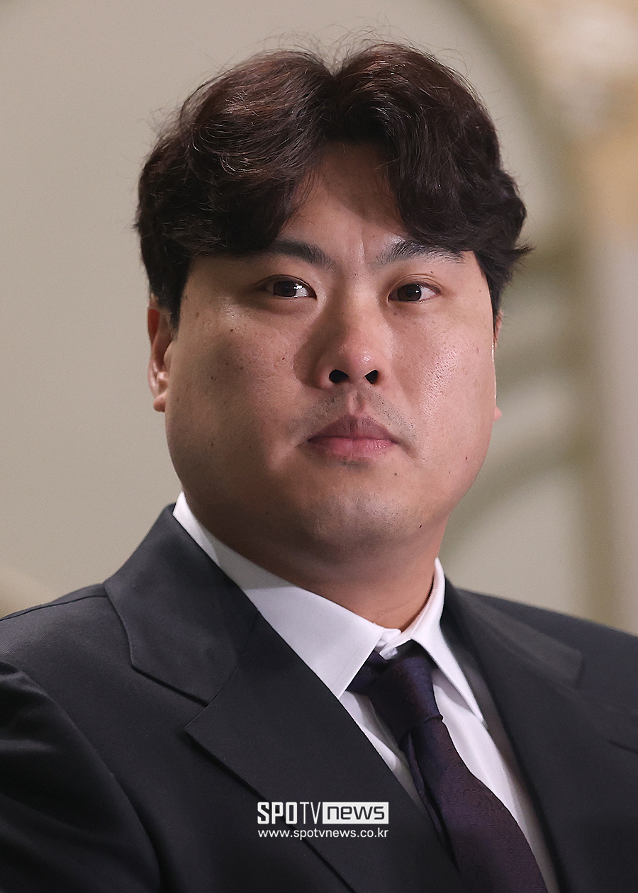 ▲ 류현진이 취재진의 질문을 듣고 있다. ⓒ곽혜미 기자