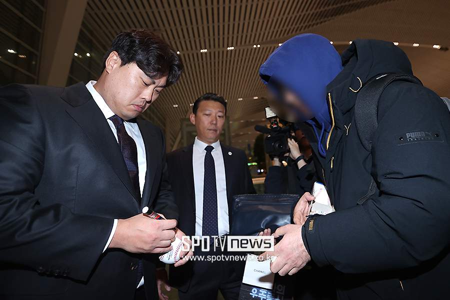 ▲ 류현진이 팬들에게 사인을 해주고 있다. ⓒ곽혜미 기자