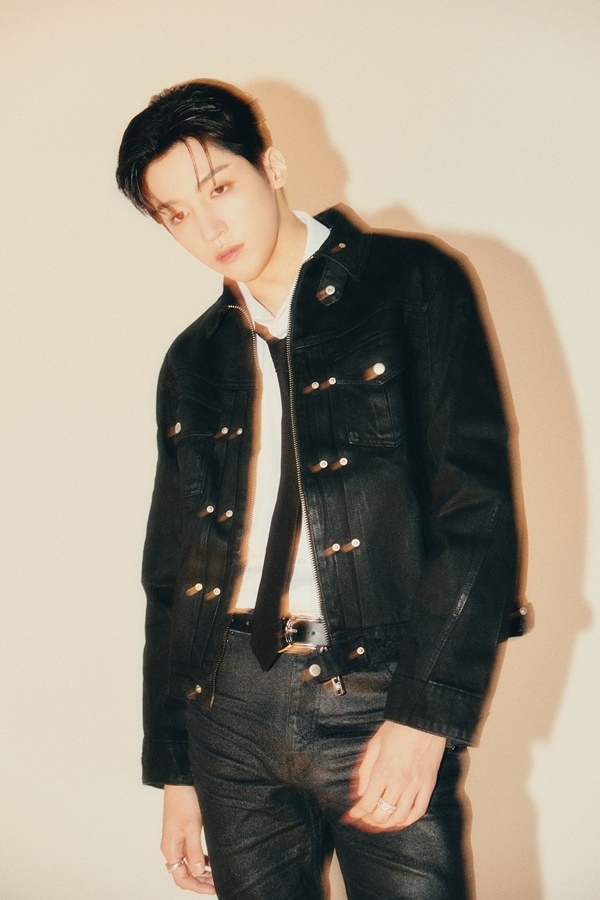 ▲ 소속사 이적 후 첫 음반을 24일 발표하는 펜타곤 우석. 첫 솔로 싱글 '엠티 페이퍼'에는 '네이비 블루'와 스케치' 두 곡이 담겨 있다. 제공|언디파인드 엔터테인먼트