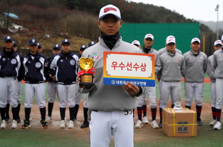 ▲2024 순창군수배 전국중학야구대회에서 김지후가 우수투수상을 받았다. ⓒ대한유소년야구연맹