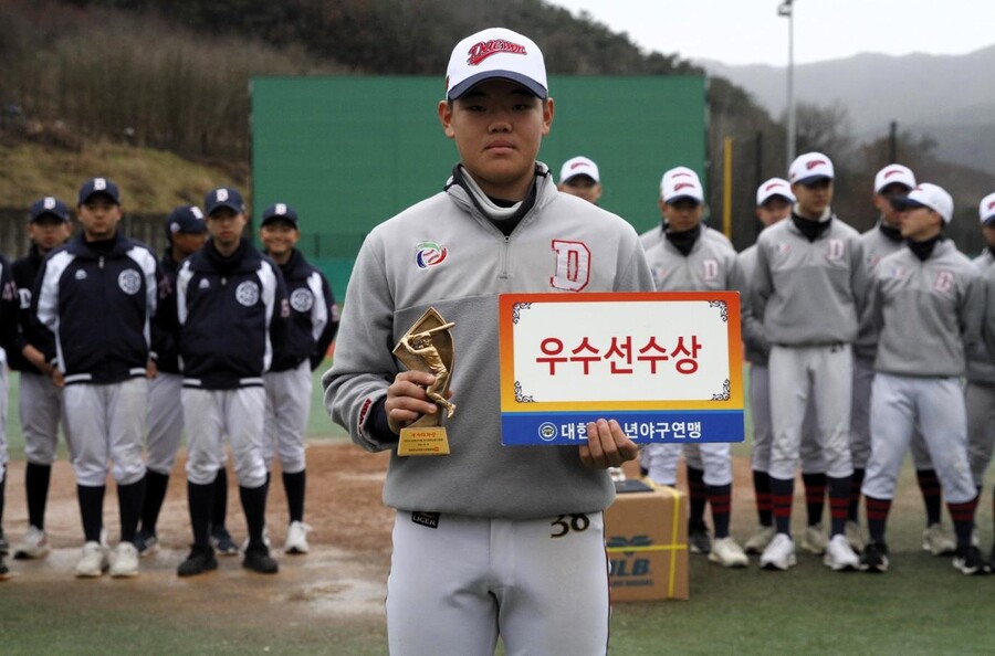 ▲2024 순창군수배 전국중학야구대회에서 이강현이 우수타자상을 받았다. ⓒ대한유소년야구연맹