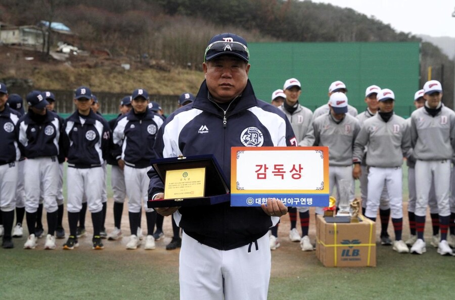 ▲2024 순창군수배 전국중학야구대회에서 감독상을 받은 박철홍 서울 대치중 감독 ⓒ대한유소년야구연맹