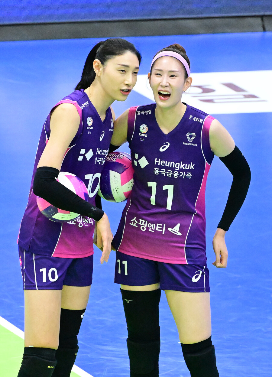 '미쳤다' 김연경, 또 새 역사 썼다…역대 최다 8회 수상, 임동혁과 5라운드 MVP 선정