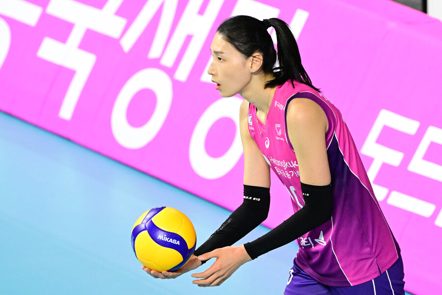 ▲ 흥국생명 김연경이 서브를 시도하고 있다. ⓒKOVO