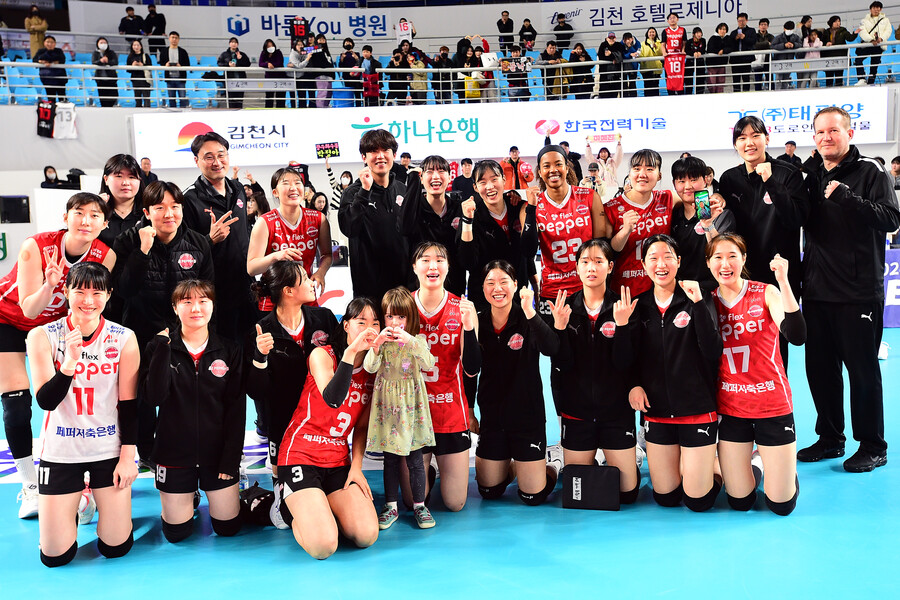 후배 괴롭힘 의혹에도 대역전 드라마 썼다…눈물의 23연패 탈출, 페퍼저축은행 105일 만에 승리