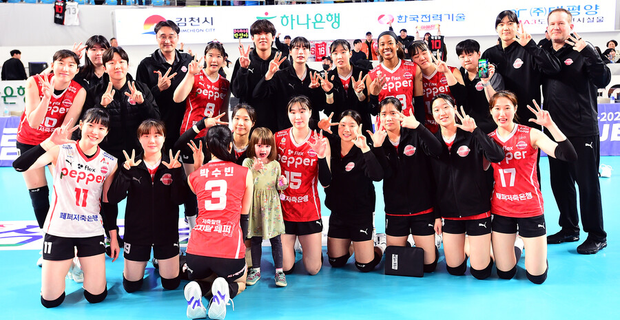 ▲ 페퍼저축은행이 마침내 23연패에서 탈출했다. 기념촬영에 나선 선수들이 환하게 웃고 있다. ⓒKOVO