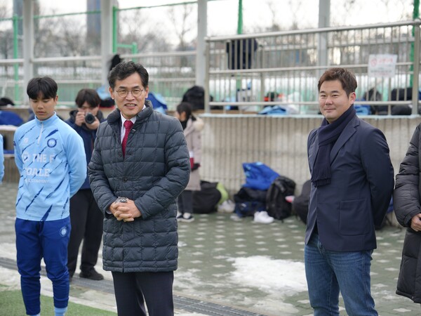 이기재 양천구청장과 김태륭 양천구 TNT FC 대표. ⓒTNT FC