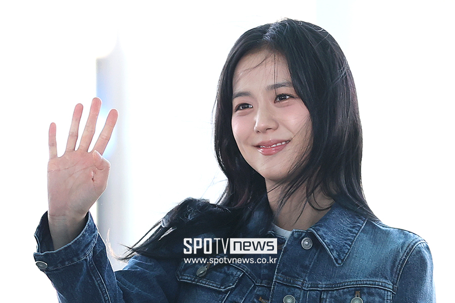 [포토S] 블랙핑크 지수, 멍뭉이 손인사
