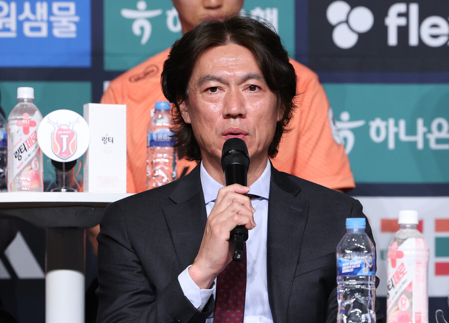 ▲ 26일 더플라자호텔서울에서 하나은행 K리그 2024 개막 미디어데이가 열렸다. 울산 HD의 대표로 홍명보 감독이 자리해 질문에 답을 하고 있다. ⓒ 연합뉴스
