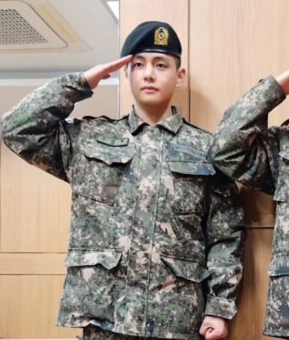 BTS 뷔, 군대 나PD 됐네…"퀴즈 풀어야 사인…간부는 5장, 조교는 2장"
