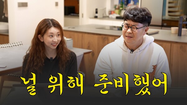 ▲ 작곡가 조영수(오른쪽)와 케이시가 함께 신곡 가이드를 노래하는 영상이 공개돼 케이시의 컴백이 임밤했음을 예고했다. 제공|넥스타엔터테인먼트