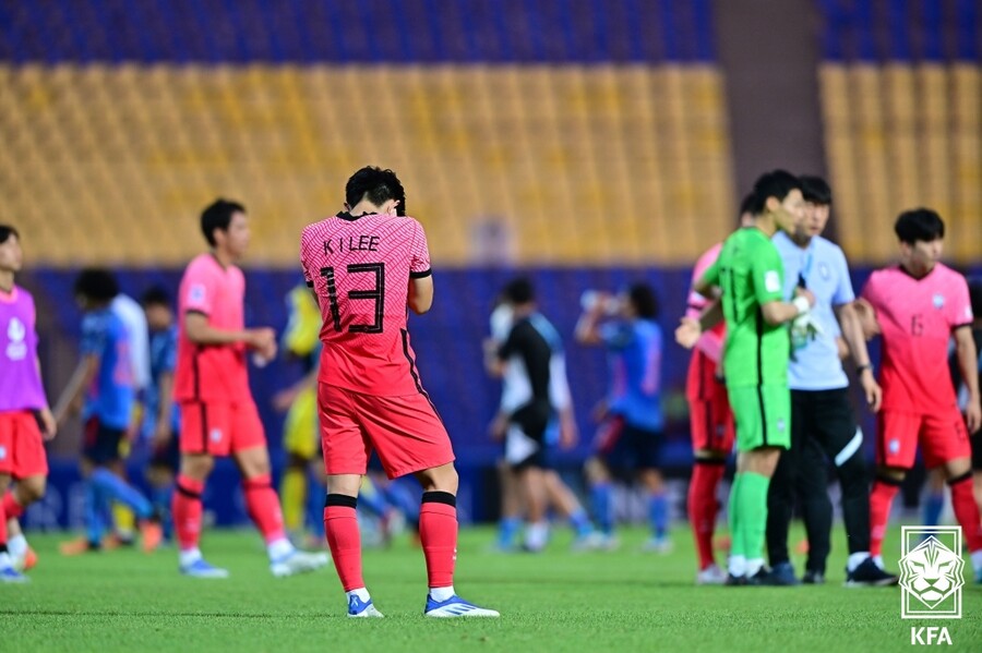 ▲ 대한축구협회는 26일 서울 종로구 축구회관에서 3차 전력강화회의를 열고 황선홍 올림픽 대표팀 감독을 A대표팀 임시 감독으로 선임했다. 황선홍 감독은 중대한 파리 올림픽 예선을 앞두고 A대표팀을 병행하는 이중 부담과 무한 책임을 지게 됐다. 축구협회의 결정에 여러 우려가 따르고 있다. 2년 전 황선홍호는 U-23 아시안컵에서 8강 탈락해 우승에 실패한 적이 있다. ⓒ대한축구협회