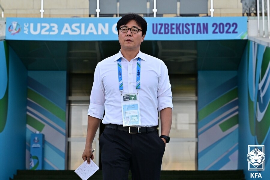 ▲ 대한축구협회는 26일 서울 종로구 축구회관에서 3차 전력강화회의를 열고 황선홍 올림픽 대표팀 감독을 A대표팀 임시 감독으로 선임했다. 황선홍 감독은 중대한 파리 올림픽 예선을 앞두고 A대표팀을 병행하는 이중 부담과 무한 책임을 지게 됐다. 축구협회의 결정에 여러 우려가 따르고 있다.  ⓒ대한축구협회
