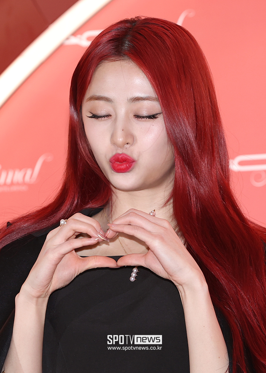 [포토S] 르세라핌 허윤진, '사랑스럽게 츄~'