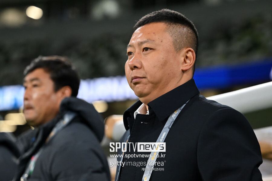 ▲ 북한 여자축구 대표팀 리유일 감독