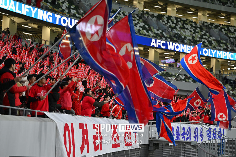 ▲ 북한 여자축구 대표팀 응원단