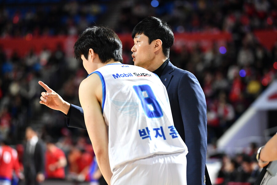 '이제는 대행이 아니다' 강혁, 정식 감독으로 첫 승리 "선수들에게 고맙다"