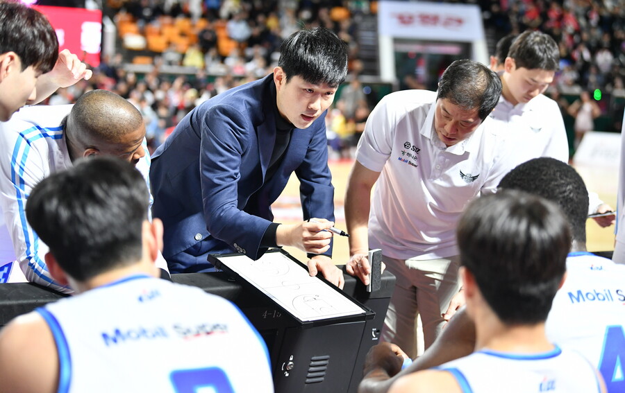 ▲ 강혁 감독이 첫 승리를 챙겼다. ⓒKBL