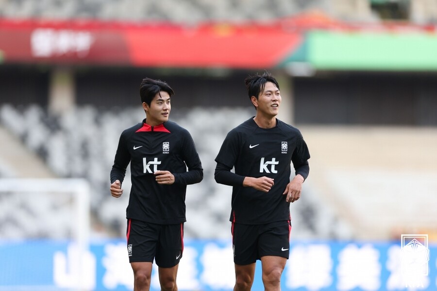 ▲ 김영권은 황선홍 감독과 인연이 없지만, 아시안게임에서 함께했던 설영우가 팀 동료다. 임시직이지만 대표팀 지휘봉을 잡은 황선홍 감독이 궁금해 설영우에게 물어봤는데 “성격이 되게 참하고 좋으신 분이라고 말하더라”라면서 “잘 모르겠다. (설)영우가 진짜라서 그렇게 말한 건지…”라고 답했다 ⓒ대한축구협회