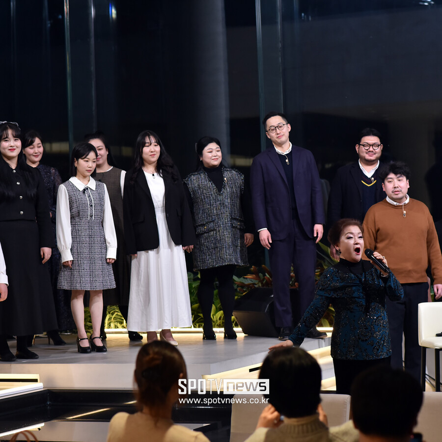 [포토]노이 오페라 합창단과 함께 무대 꾸미는 소프라노 김영미