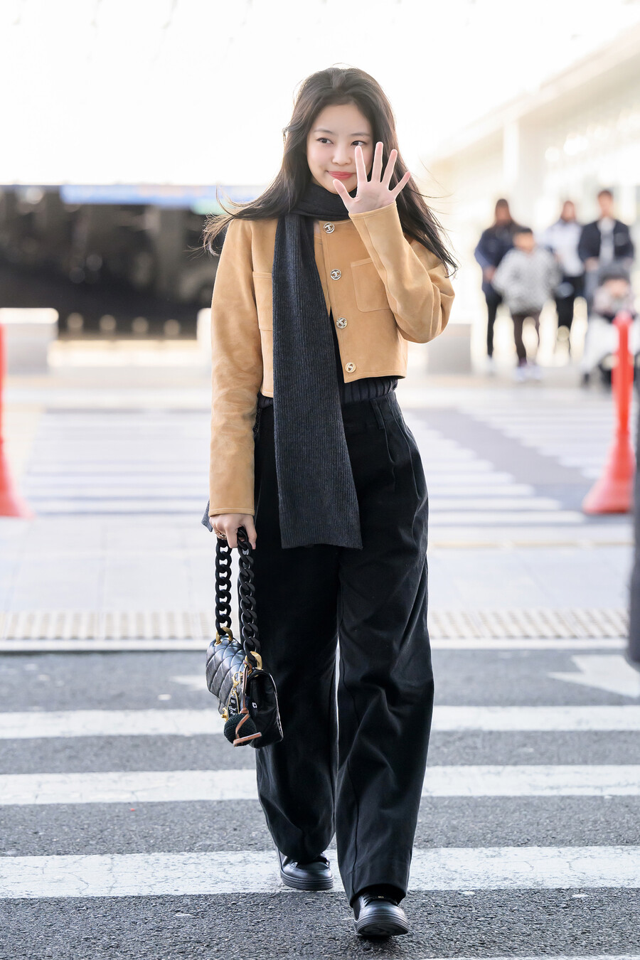 제니, '인간 샤넬'의 공항패션..펑퍼짐한 바지도 러블리