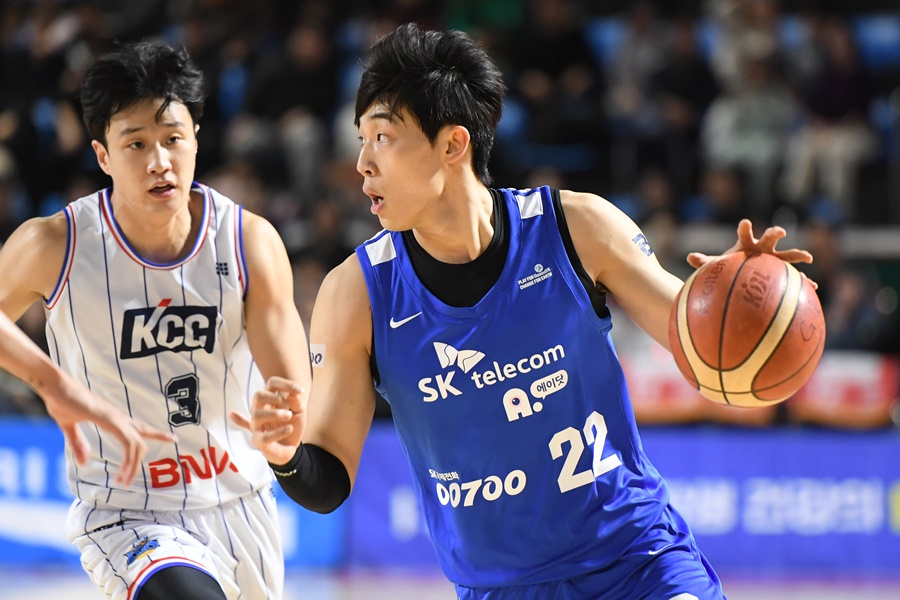 '오재현·안영준 맹활약' SK, 송교창 빠진 KCC에 완승…PO 직행 포기 안 했다