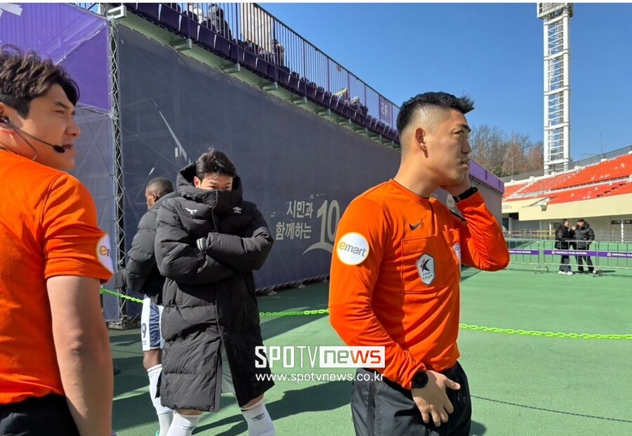 ▲ 13시 47분 : 대기심이 확인을 해도 VAR 실과의 소통은 여전히 먹통중이다