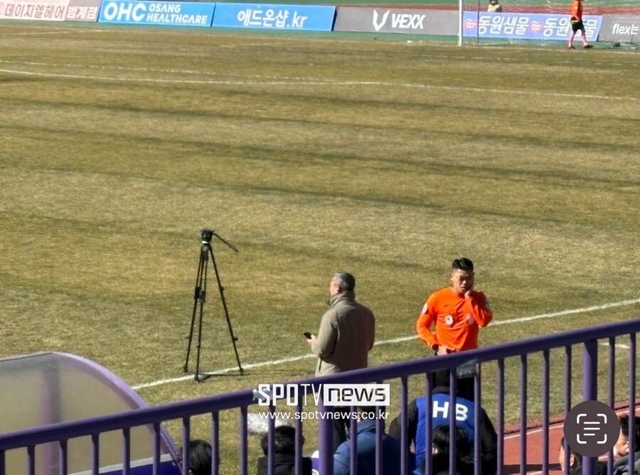 ▲ 13시 58분 : 경기시작 2분전까지 소통이 되지 않는 대기심의 모습